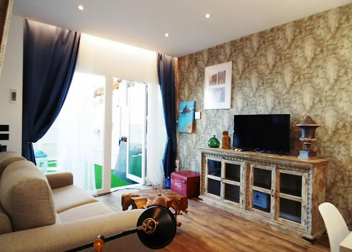 Apartamentos Lola Y Manuela En Primera Linea Playa Carihuela Con Excelente Terraza-Jardin De 80 M2 Frente Al Mar Con Aparcamiento Privado Ideal Para Descansar Oyendo Las Olas Del Mar