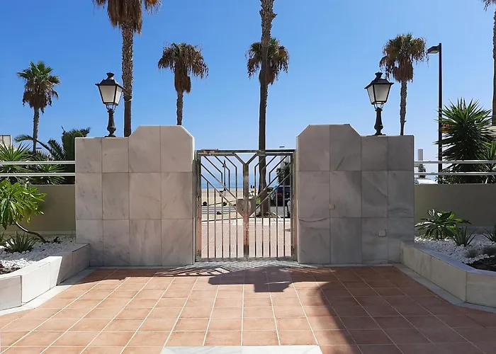 Apartamentos Lola Y Manuela En Primera Linea Playa Carihuela Con Excelente Terraza-Jardin De 80 M2 Frente Al Mar Con Aparcamiento Privado Ideal Para Descansar Oyendo Las Olas Del Mar
