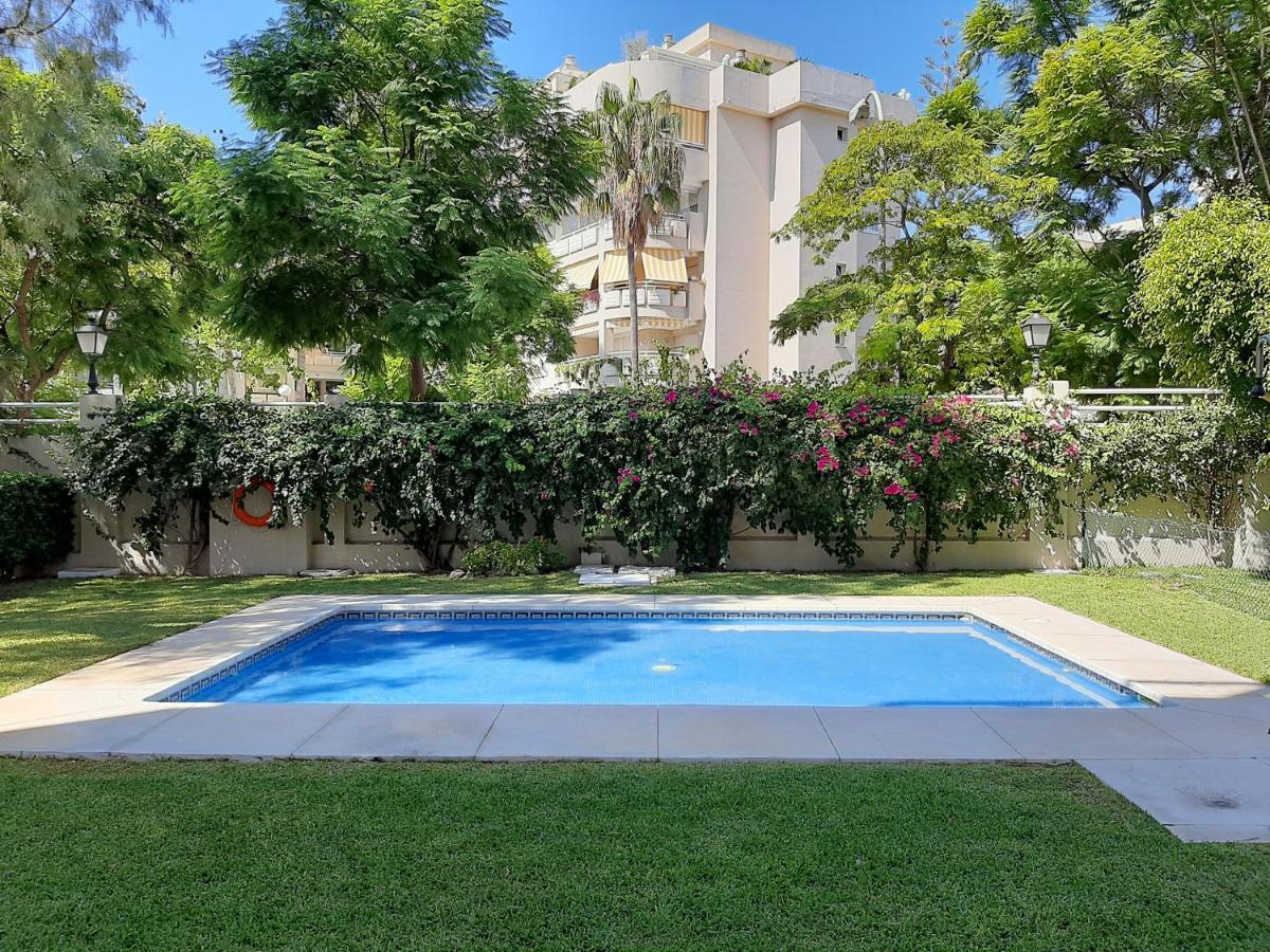 Apartment Lola Y Manuela: Beachfront Oasis With Sea-view Terrace Torremolinos